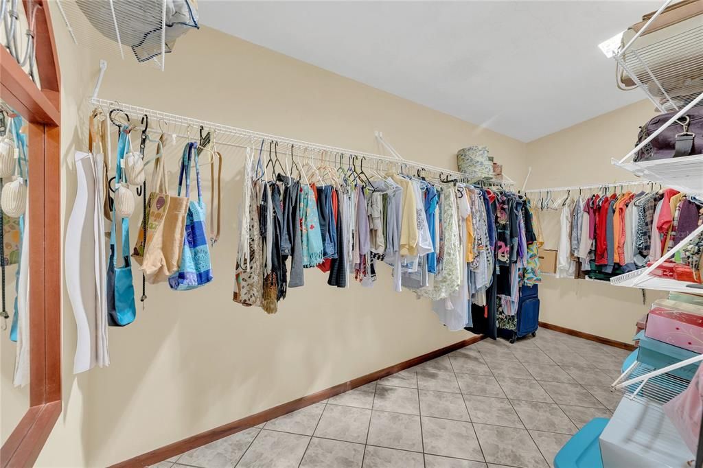 For Sale: $600,000 (6 beds, 5 baths, 3726 Square Feet)