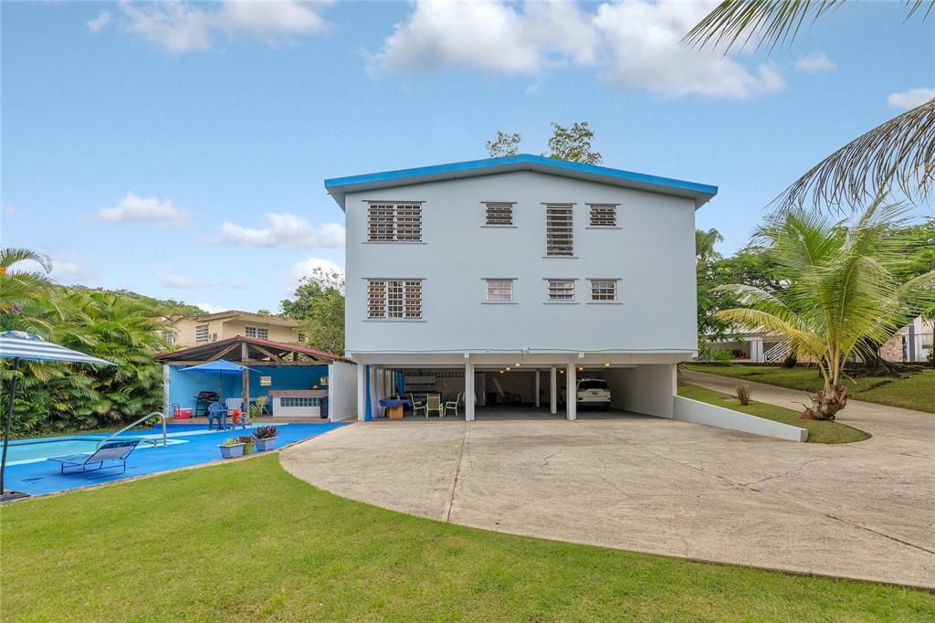 For Sale: $600,000 (6 beds, 5 baths, 3726 Square Feet)