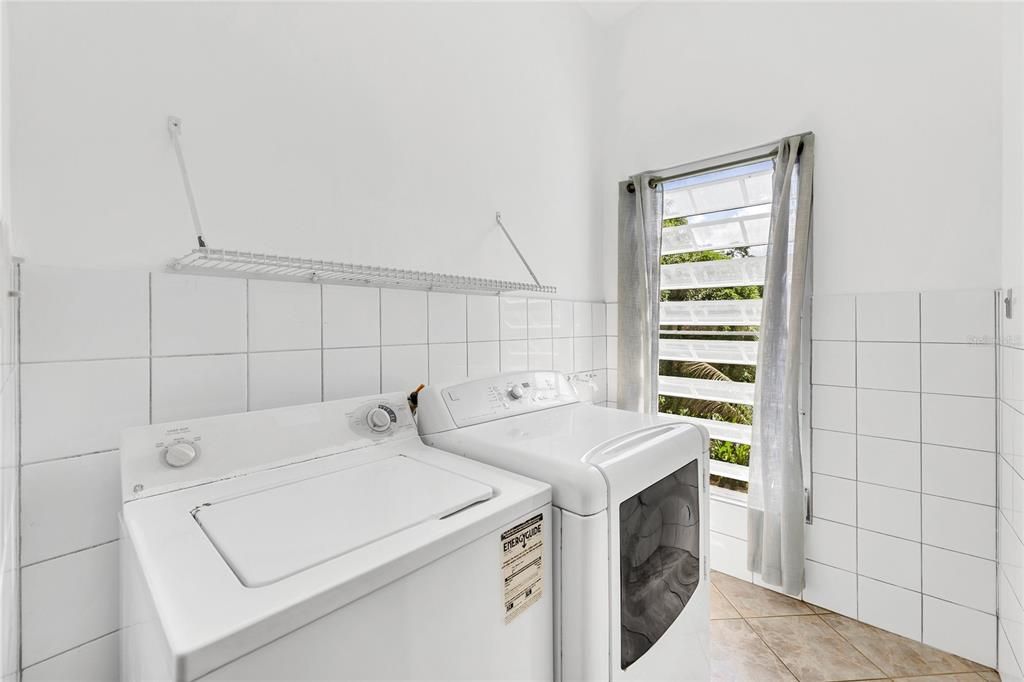 For Sale: $600,000 (6 beds, 5 baths, 3726 Square Feet)