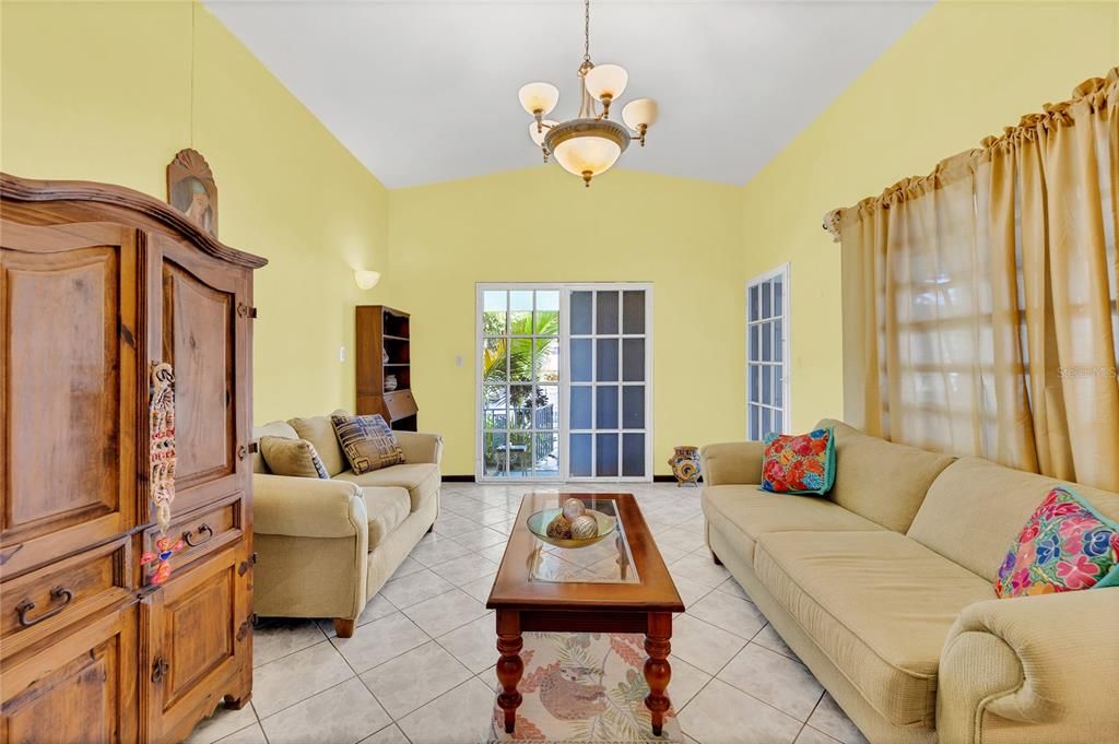 For Sale: $600,000 (6 beds, 5 baths, 3726 Square Feet)