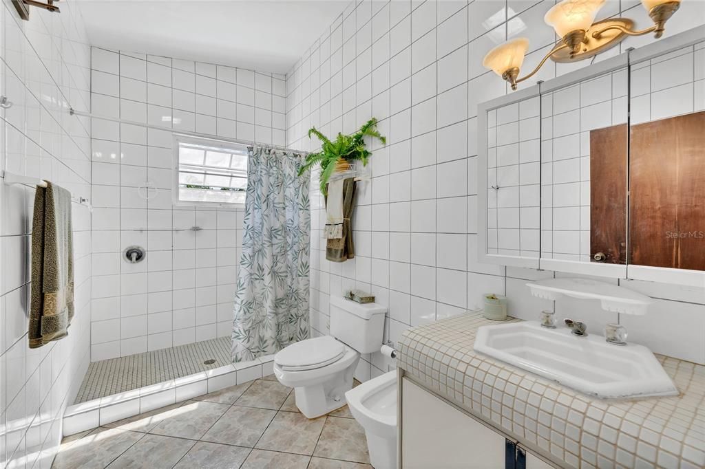 For Sale: $600,000 (6 beds, 5 baths, 3726 Square Feet)