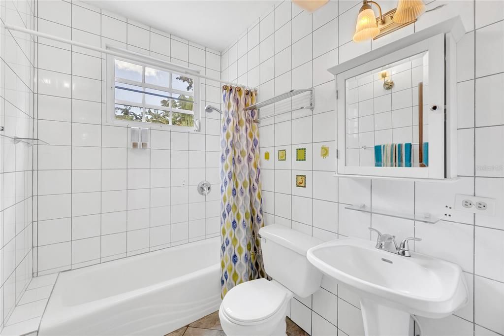 For Sale: $600,000 (6 beds, 5 baths, 3726 Square Feet)