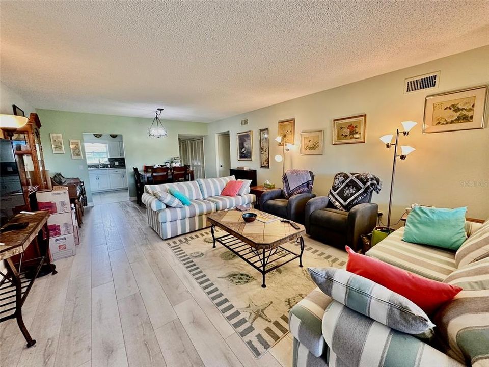 For Sale: $174,900 (2 beds, 2 baths, 1370 Square Feet)