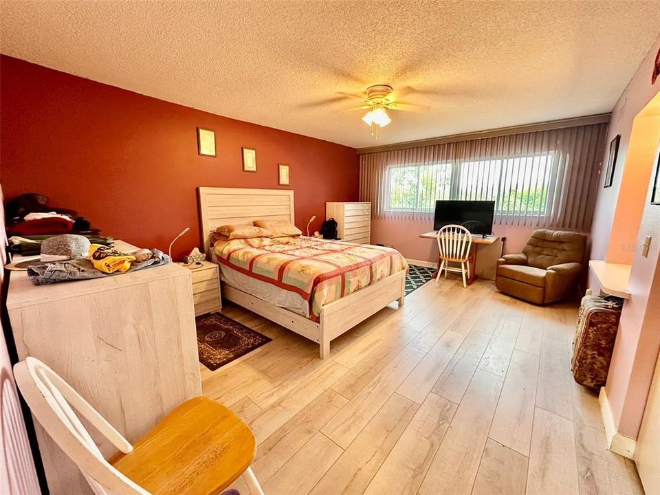 For Sale: $174,900 (2 beds, 2 baths, 1370 Square Feet)