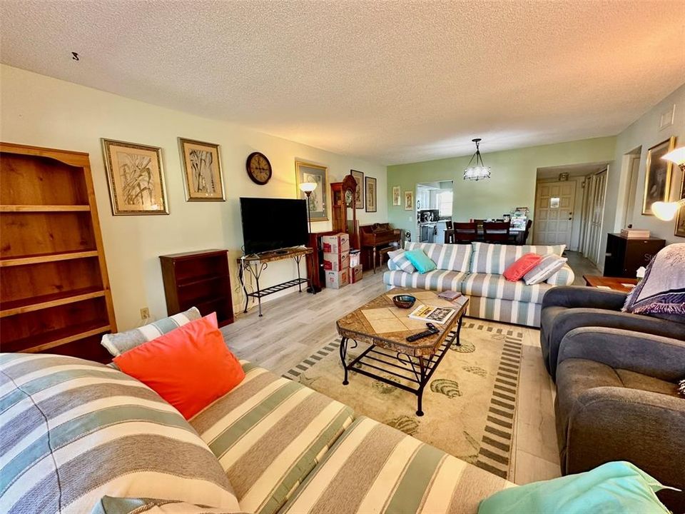 For Sale: $174,900 (2 beds, 2 baths, 1370 Square Feet)