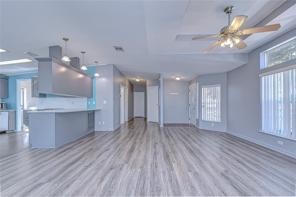 Под контрактом: $209,900 (2 спален, 2 ванн, 1581 Квадратных фут)