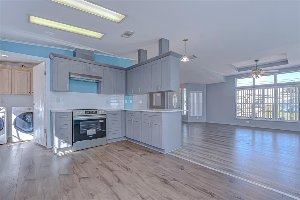 Под контрактом: $209,900 (2 спален, 2 ванн, 1581 Квадратных фут)