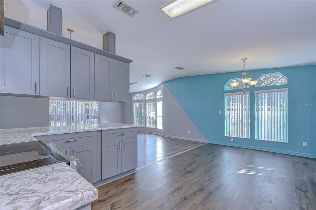 Под контрактом: $209,900 (2 спален, 2 ванн, 1581 Квадратных фут)