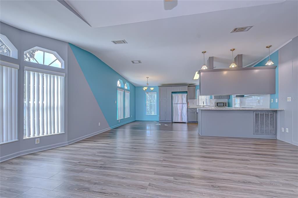 Под контрактом: $209,900 (2 спален, 2 ванн, 1581 Квадратных фут)