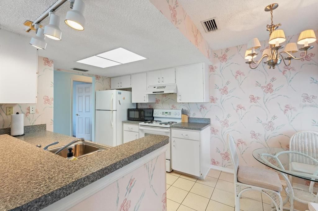 For Sale: $349,900 (2 beds, 2 baths, 1134 Square Feet)