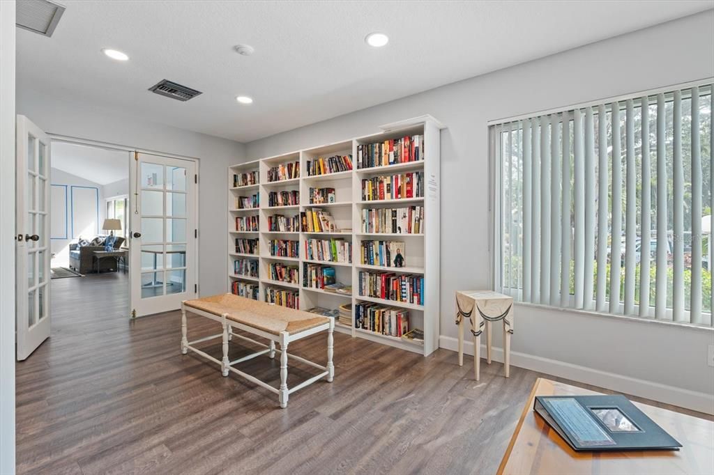 For Sale: $349,900 (2 beds, 2 baths, 1134 Square Feet)