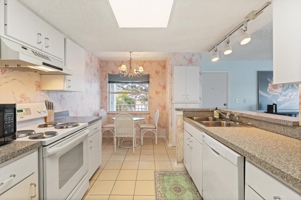 For Sale: $349,900 (2 beds, 2 baths, 1134 Square Feet)