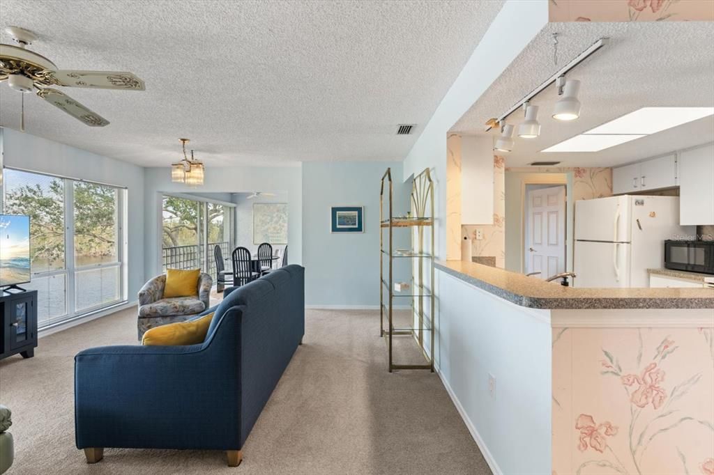 For Sale: $349,900 (2 beds, 2 baths, 1134 Square Feet)