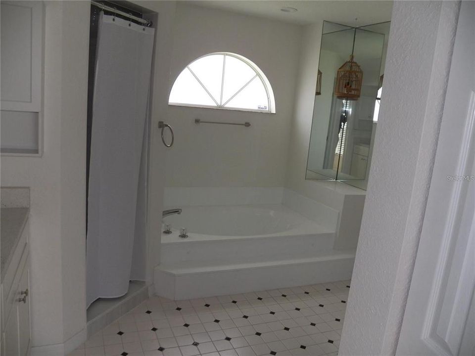 For Rent: $2,500 (3 beds, 2 baths, 2044 Square Feet)