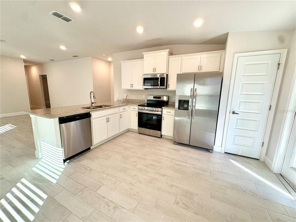 For Rent: $2,095 (3 beds, 2 baths, 1418 Square Feet)