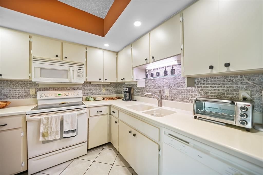For Sale: $550,000 (2 beds, 2 baths, 1200 Square Feet)