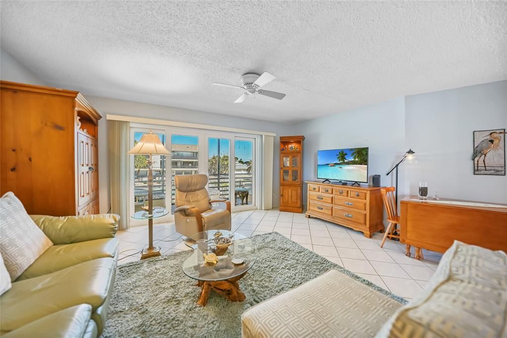 For Sale: $550,000 (2 beds, 2 baths, 1200 Square Feet)