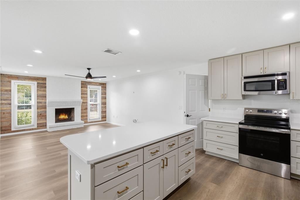 Activo con contrato: $399,000 (4 camas, 2 baños, 2082 Pies cuadrados)