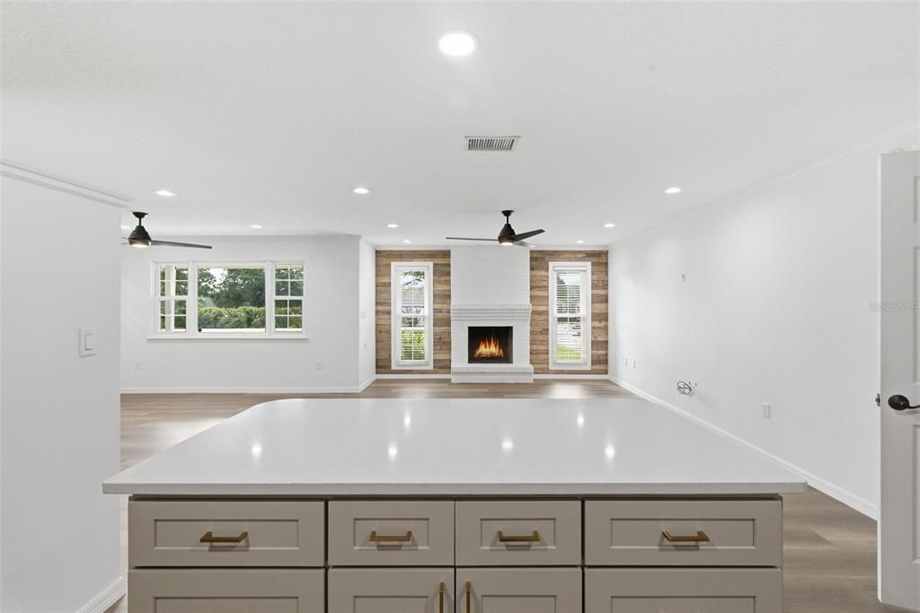 Activo con contrato: $399,000 (4 camas, 2 baños, 2082 Pies cuadrados)