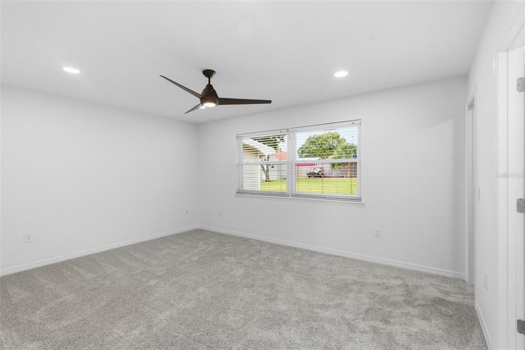 Activo con contrato: $399,000 (4 camas, 2 baños, 2082 Pies cuadrados)