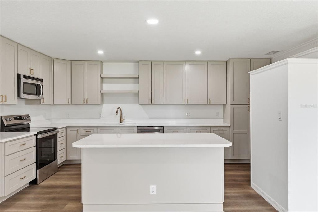 Activo con contrato: $399,000 (4 camas, 2 baños, 2082 Pies cuadrados)