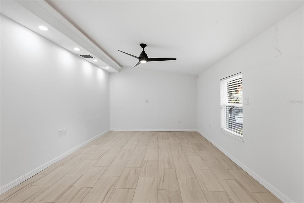 Activo con contrato: $399,000 (4 camas, 2 baños, 2082 Pies cuadrados)