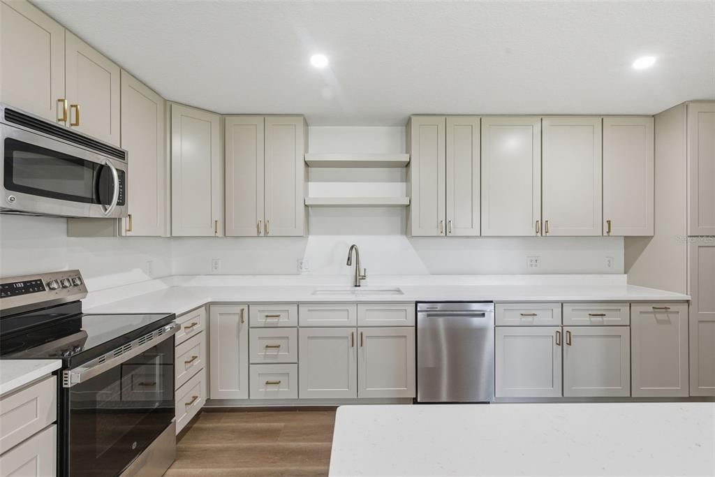 Activo con contrato: $399,000 (4 camas, 2 baños, 2082 Pies cuadrados)