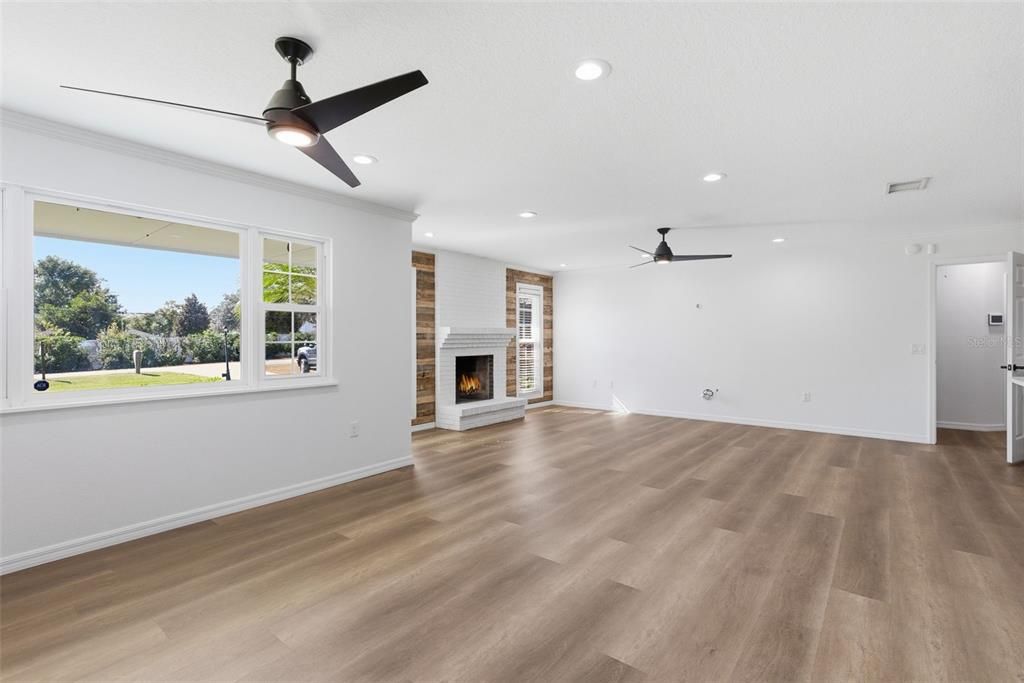 Activo con contrato: $399,000 (4 camas, 2 baños, 2082 Pies cuadrados)