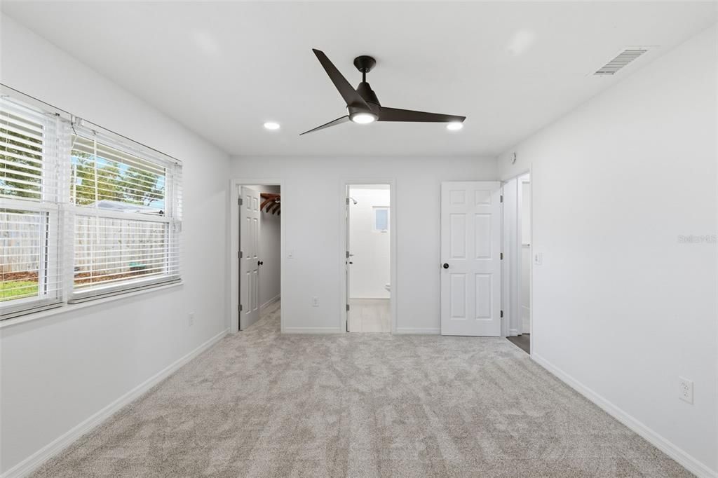 Activo con contrato: $399,000 (4 camas, 2 baños, 2082 Pies cuadrados)