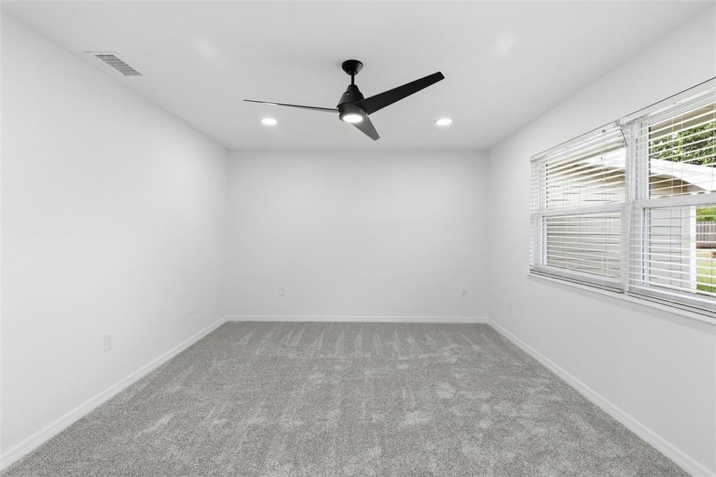 Activo con contrato: $399,000 (4 camas, 2 baños, 2082 Pies cuadrados)