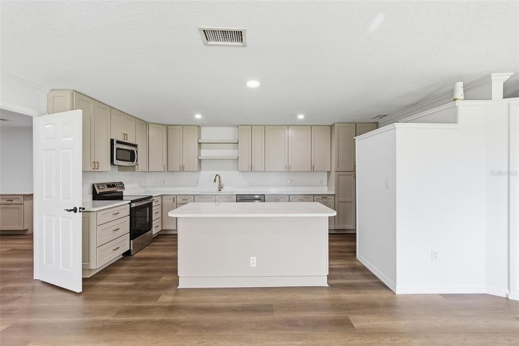 Activo con contrato: $399,000 (4 camas, 2 baños, 2082 Pies cuadrados)