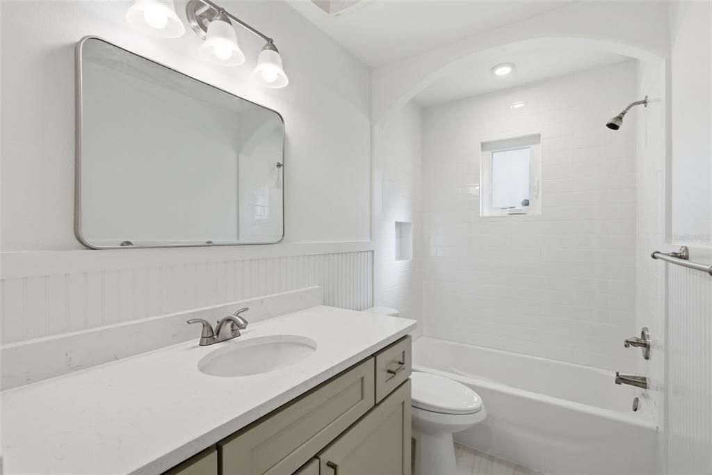 Activo con contrato: $399,000 (4 camas, 2 baños, 2082 Pies cuadrados)