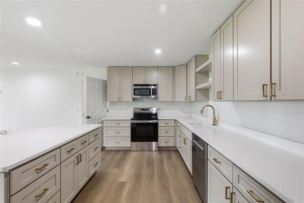 Activo con contrato: $399,000 (4 camas, 2 baños, 2082 Pies cuadrados)