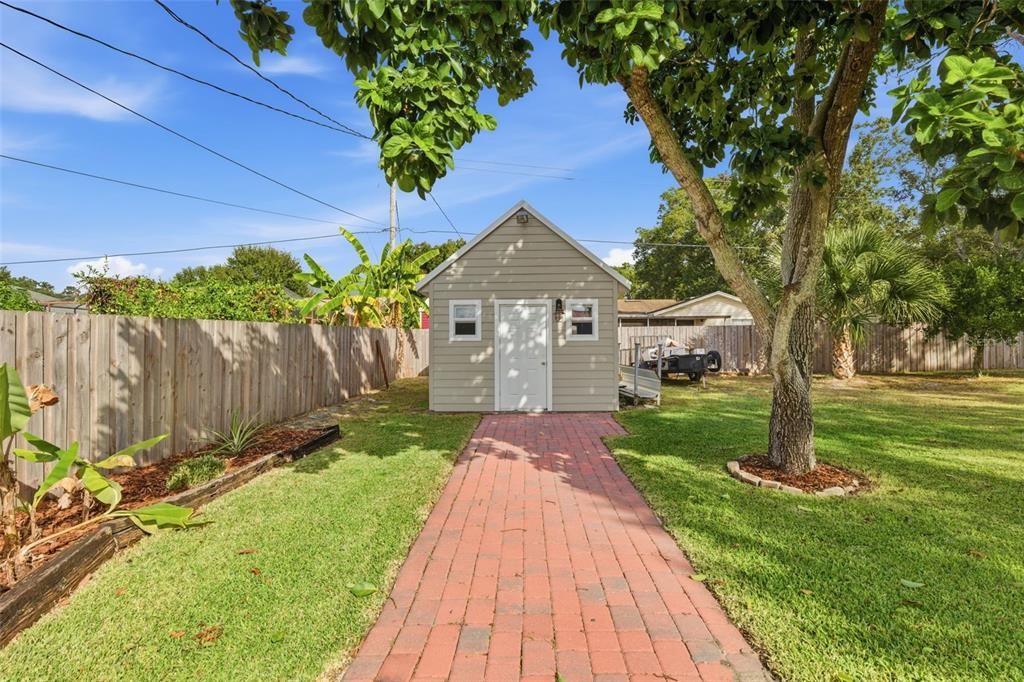 Activo con contrato: $399,000 (4 camas, 2 baños, 2082 Pies cuadrados)