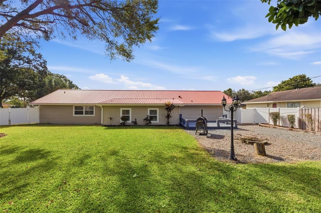 Activo con contrato: $399,000 (4 camas, 2 baños, 2082 Pies cuadrados)