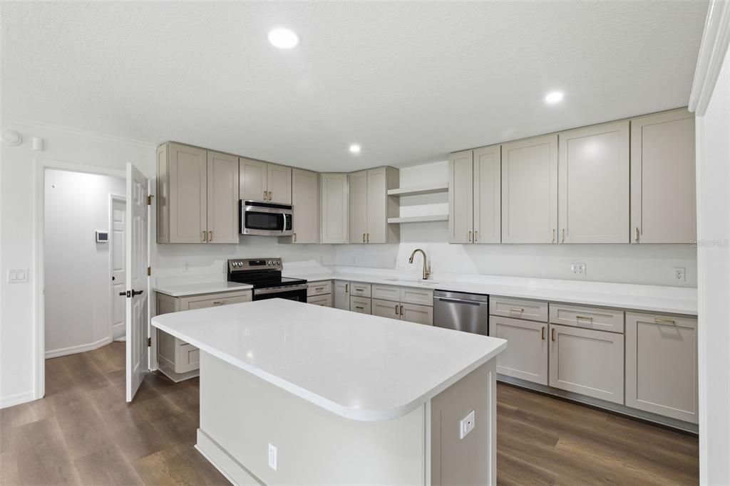 Activo con contrato: $399,000 (4 camas, 2 baños, 2082 Pies cuadrados)