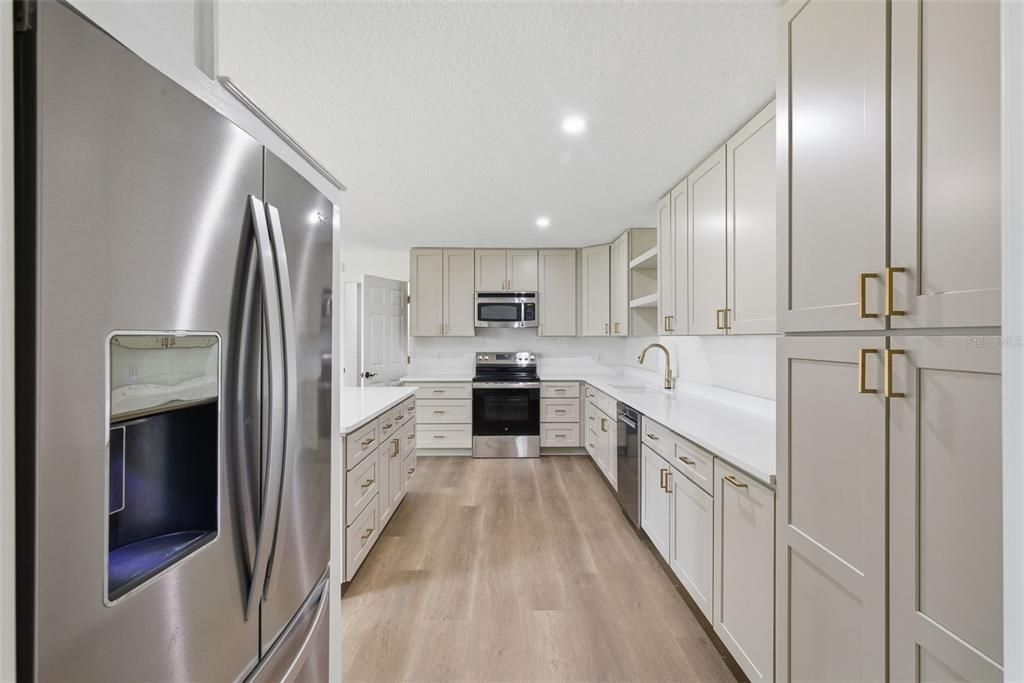 Activo con contrato: $399,000 (4 camas, 2 baños, 2082 Pies cuadrados)