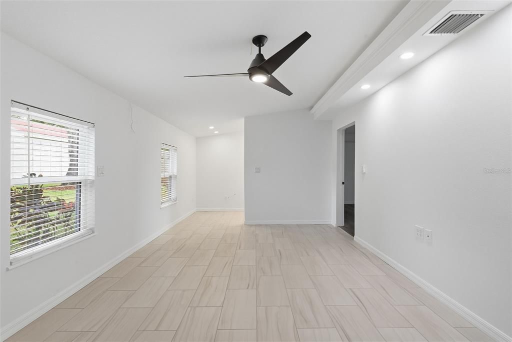 Activo con contrato: $399,000 (4 camas, 2 baños, 2082 Pies cuadrados)