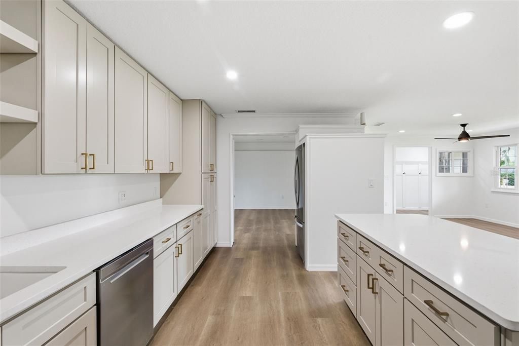 Activo con contrato: $399,000 (4 camas, 2 baños, 2082 Pies cuadrados)