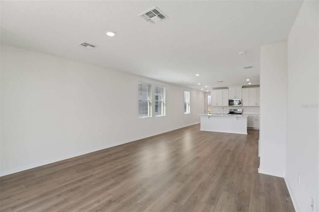 На продажу: $312,980 (4 спален, 2 ванн, 1607 Квадратных фут)