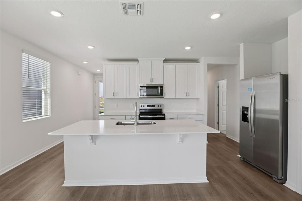 На продажу: $312,980 (4 спален, 2 ванн, 1607 Квадратных фут)