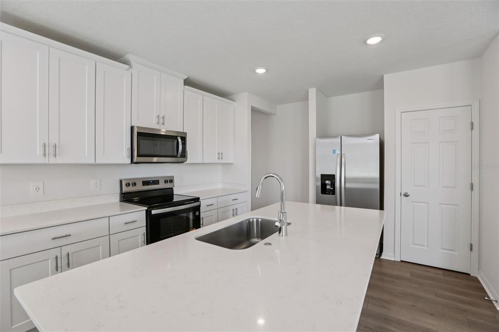 На продажу: $312,980 (4 спален, 2 ванн, 1607 Квадратных фут)