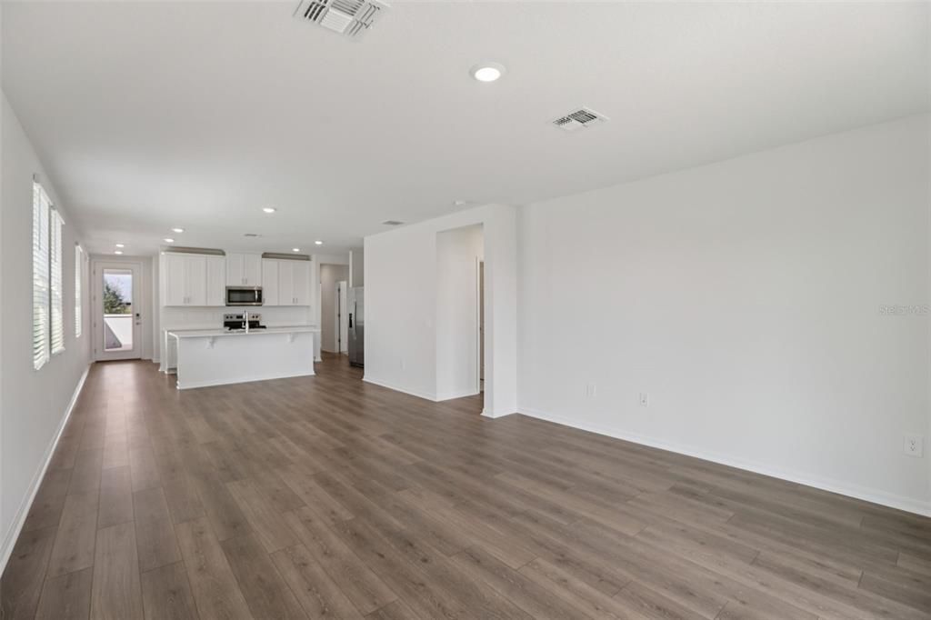 На продажу: $312,980 (4 спален, 2 ванн, 1607 Квадратных фут)