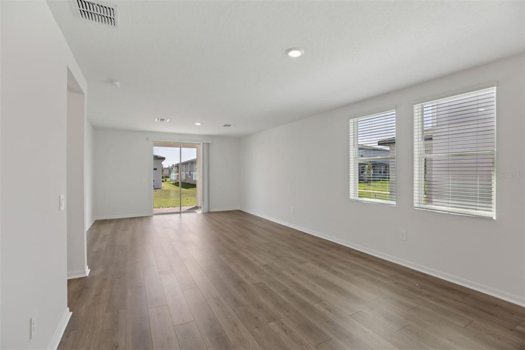 На продажу: $312,980 (4 спален, 2 ванн, 1607 Квадратных фут)