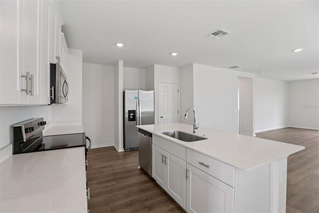 На продажу: $312,980 (4 спален, 2 ванн, 1607 Квадратных фут)