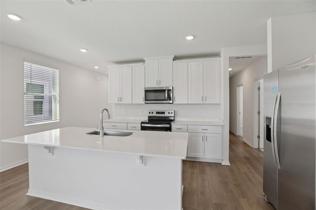 На продажу: $312,980 (4 спален, 2 ванн, 1607 Квадратных фут)