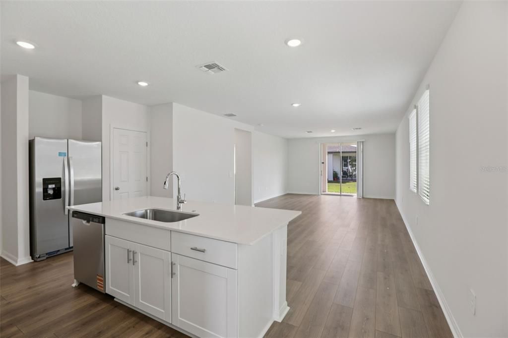 На продажу: $312,980 (4 спален, 2 ванн, 1607 Квадратных фут)