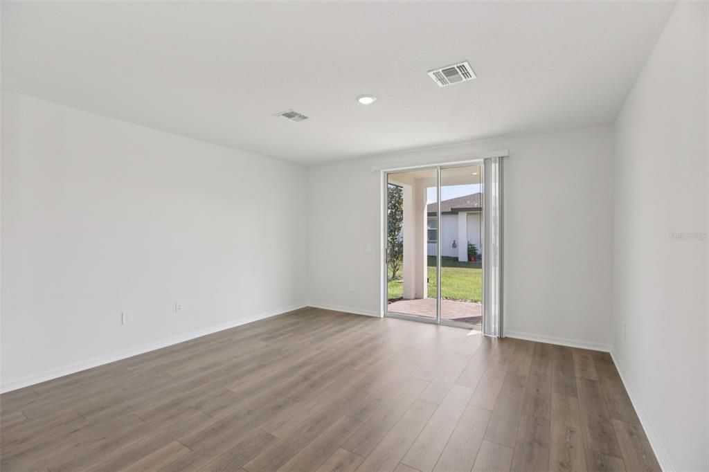 На продажу: $312,980 (4 спален, 2 ванн, 1607 Квадратных фут)