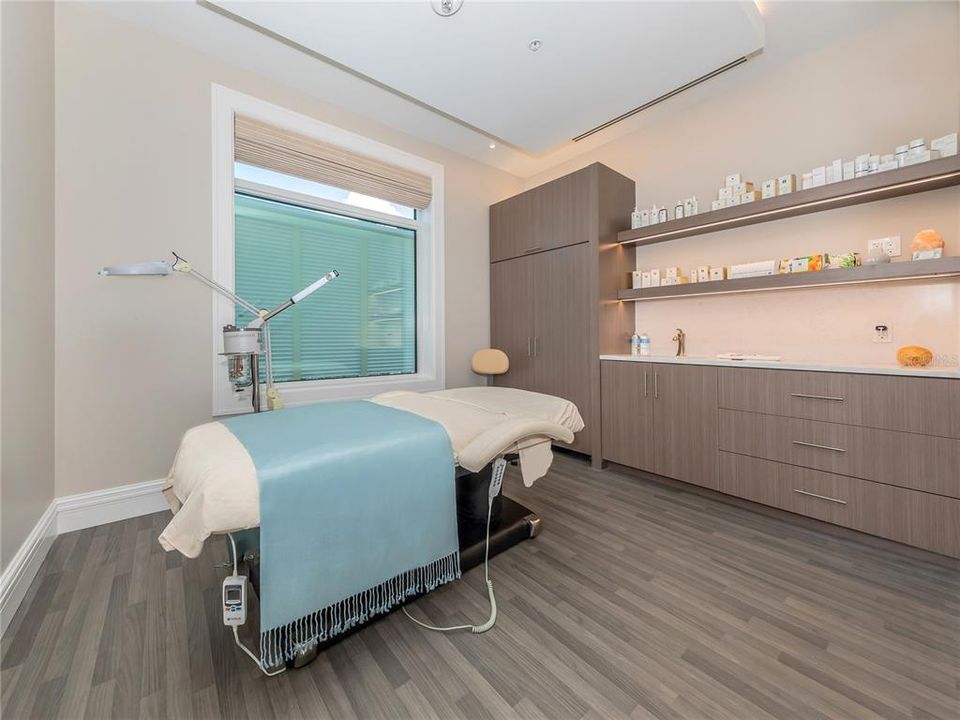 Active With Contract: $589,000 (4 beds, 2 baths, 2200 Square Feet)