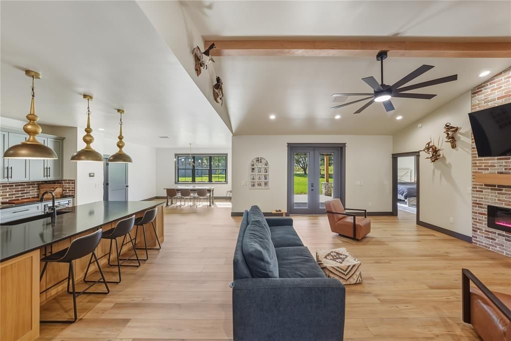 待售: $1,600,000 (6 贝兹, 6 浴室, 4945 平方英尺)